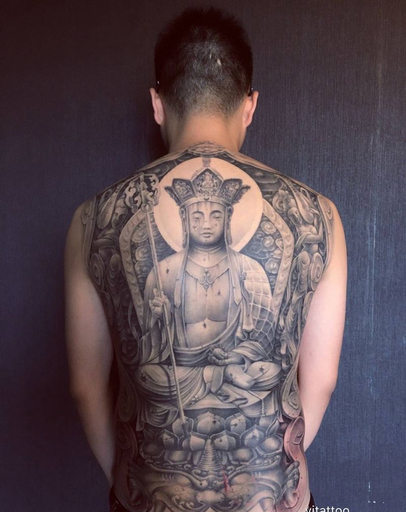 满背石裂地藏王菩萨纹身图片_西安义刺青原创成品背部欧美写实传统人物宗教纹身图案