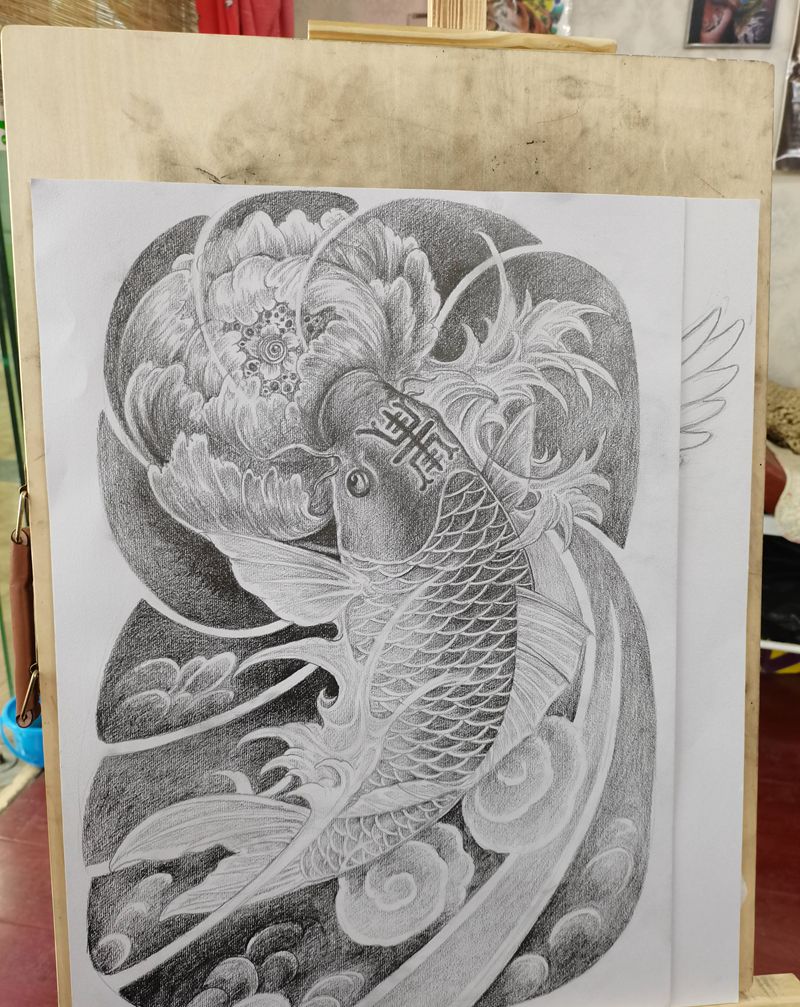 鲤鱼牡丹满背大臂纹身图片_背部纹身图案