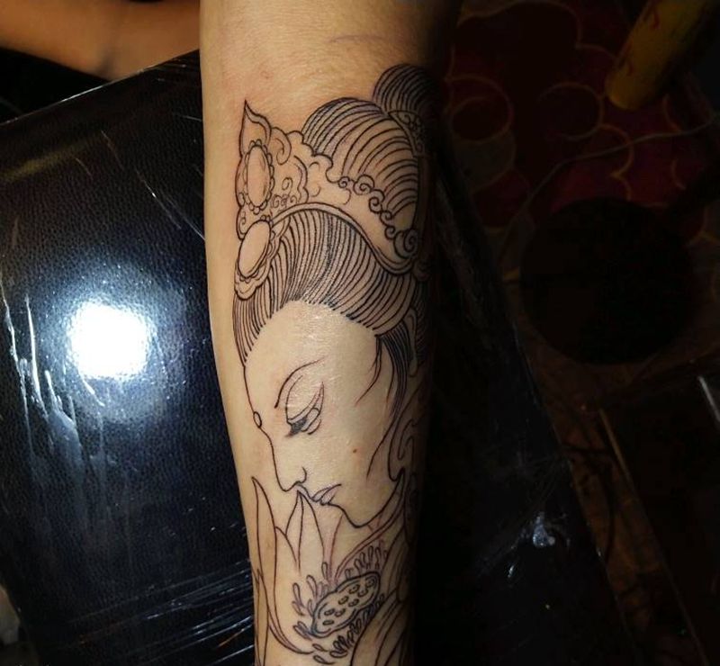 艺伎线条纹身图片_手臂新传统纹身图案