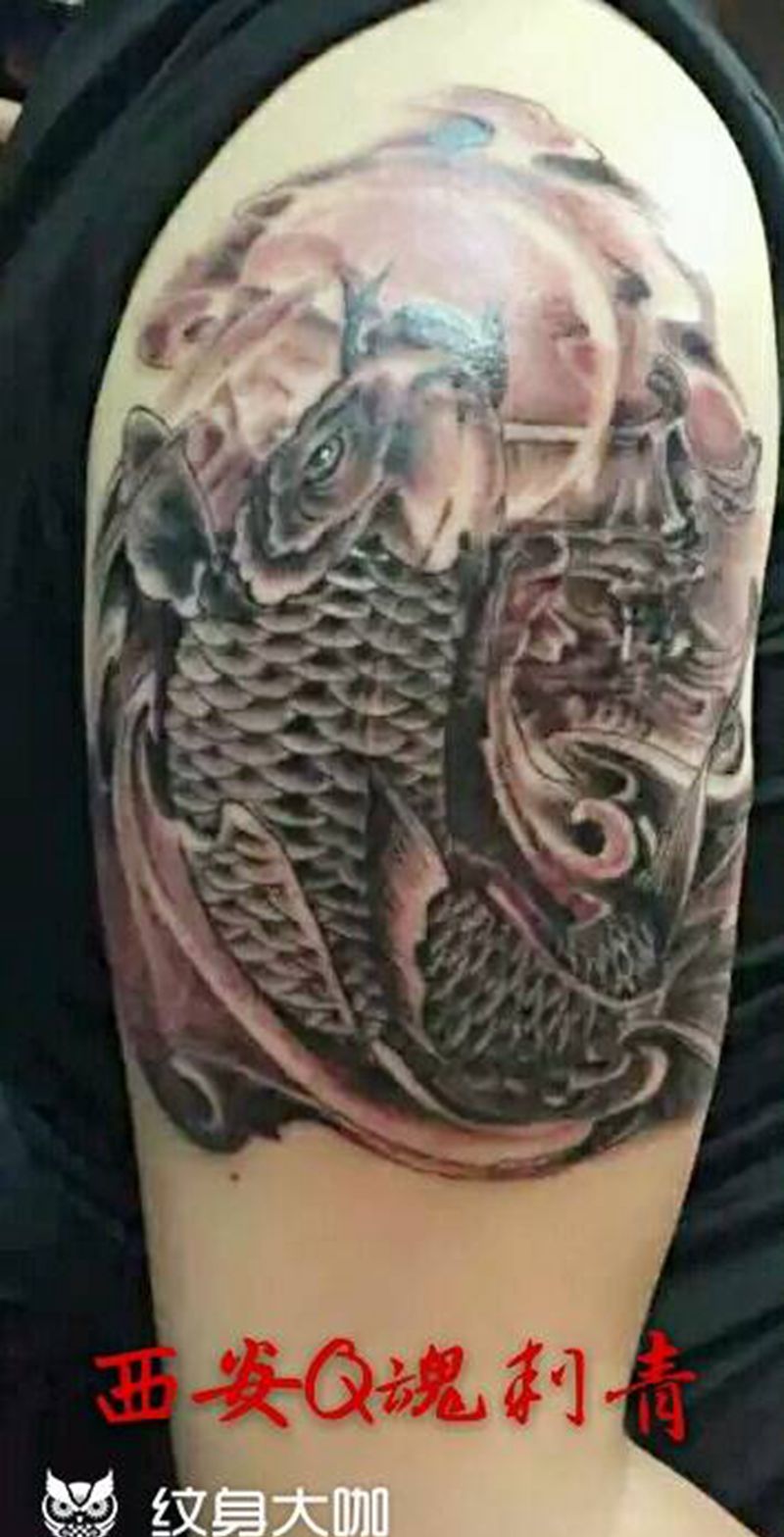 胳膊鲤鱼带荷花纹身图片