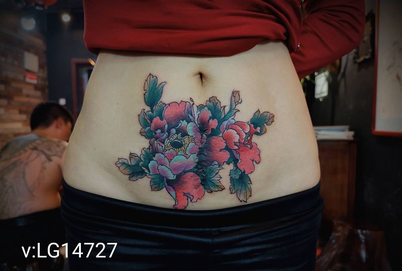 牡丹疤痕遮盖纹身图片_腹部纹身图案