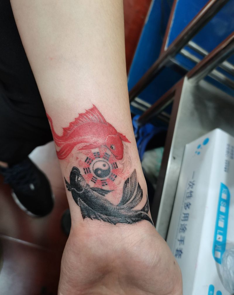 鱼纹身图片_手部纹身图案