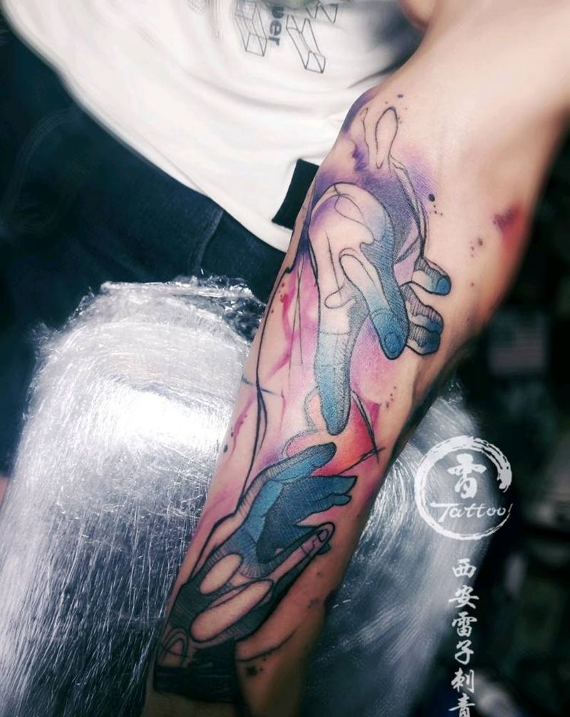 爱的触碰纹身图片_手臂几何手，水墨纹身图案