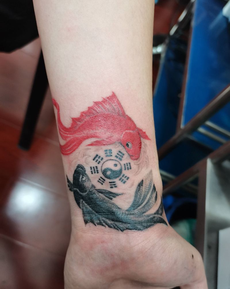 两鱼纹身图片_手部纹身图案