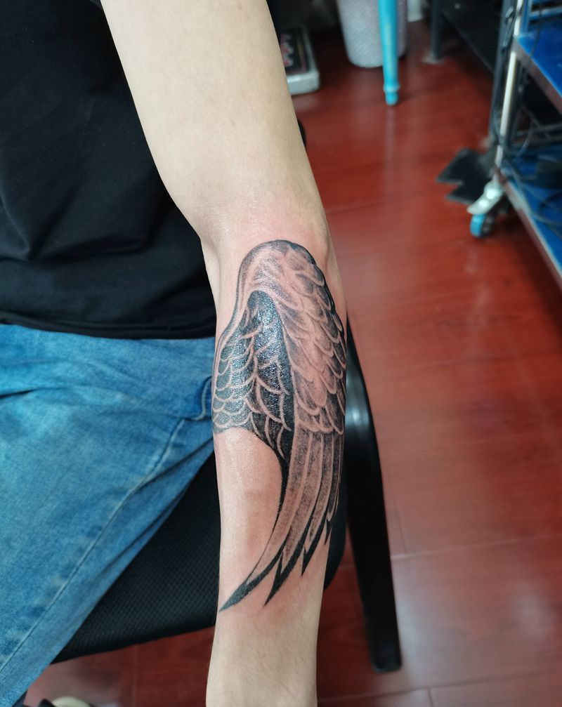翅膀纹身图片_手臂纹身图案