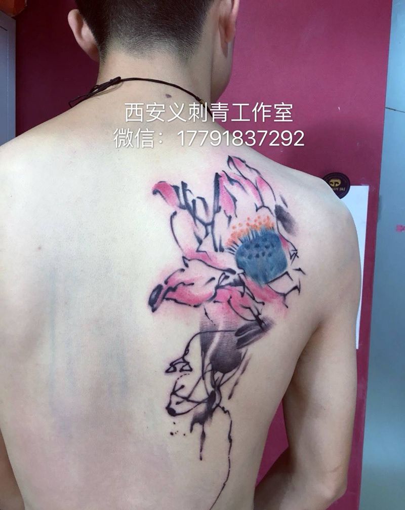 水墨莲花纹身图片_成品背部国画纹身图案