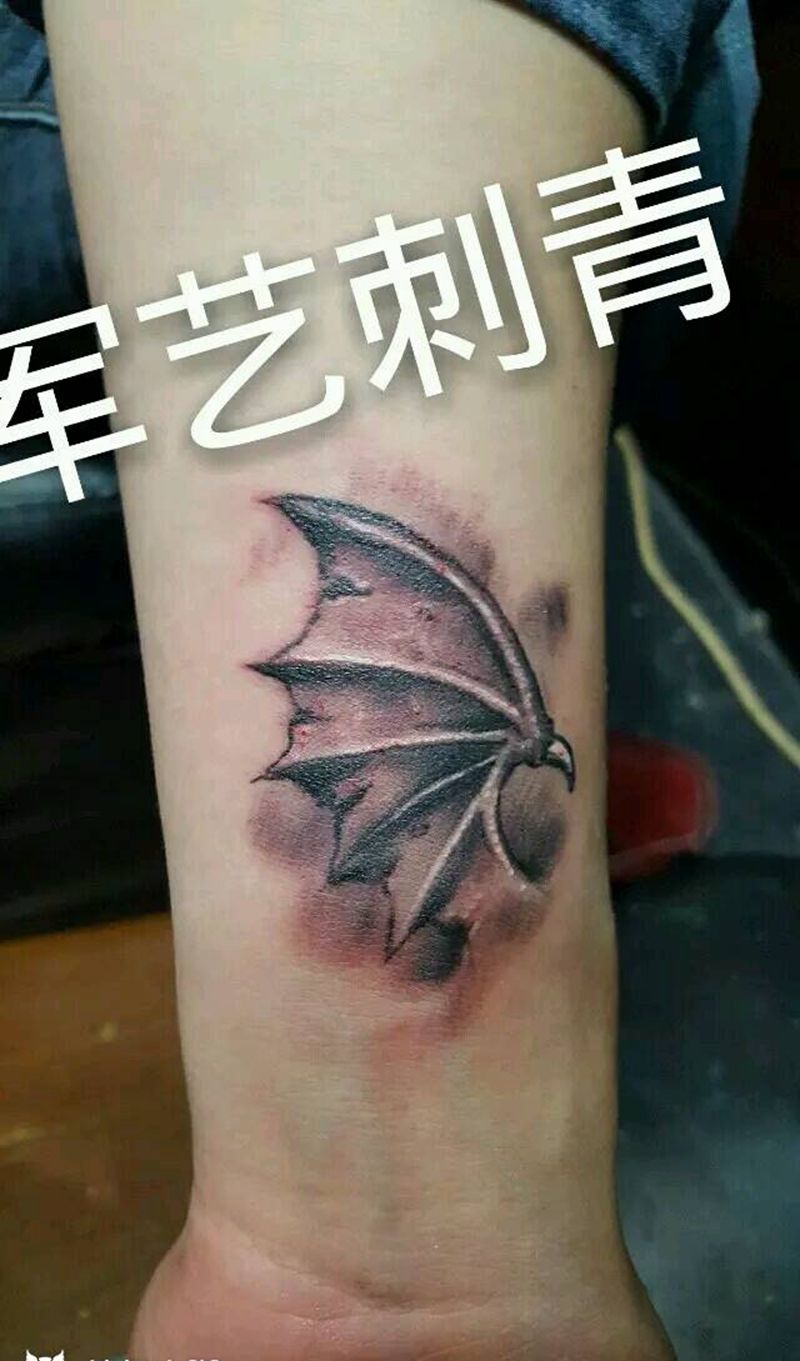 恶魔翅膀纹身图片