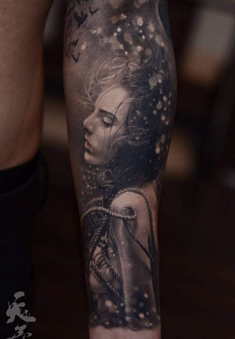 西安天予刺青写实作品纹身图片_西安黑灰写实欧美成品原创人物肖像手部手臂纹身图案