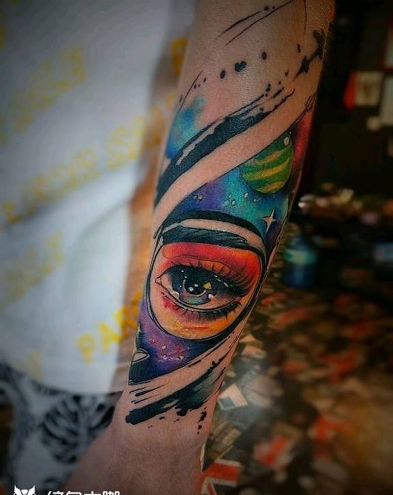 眼睛纹身图片_手臂水彩眼睛，星空纹身图案
