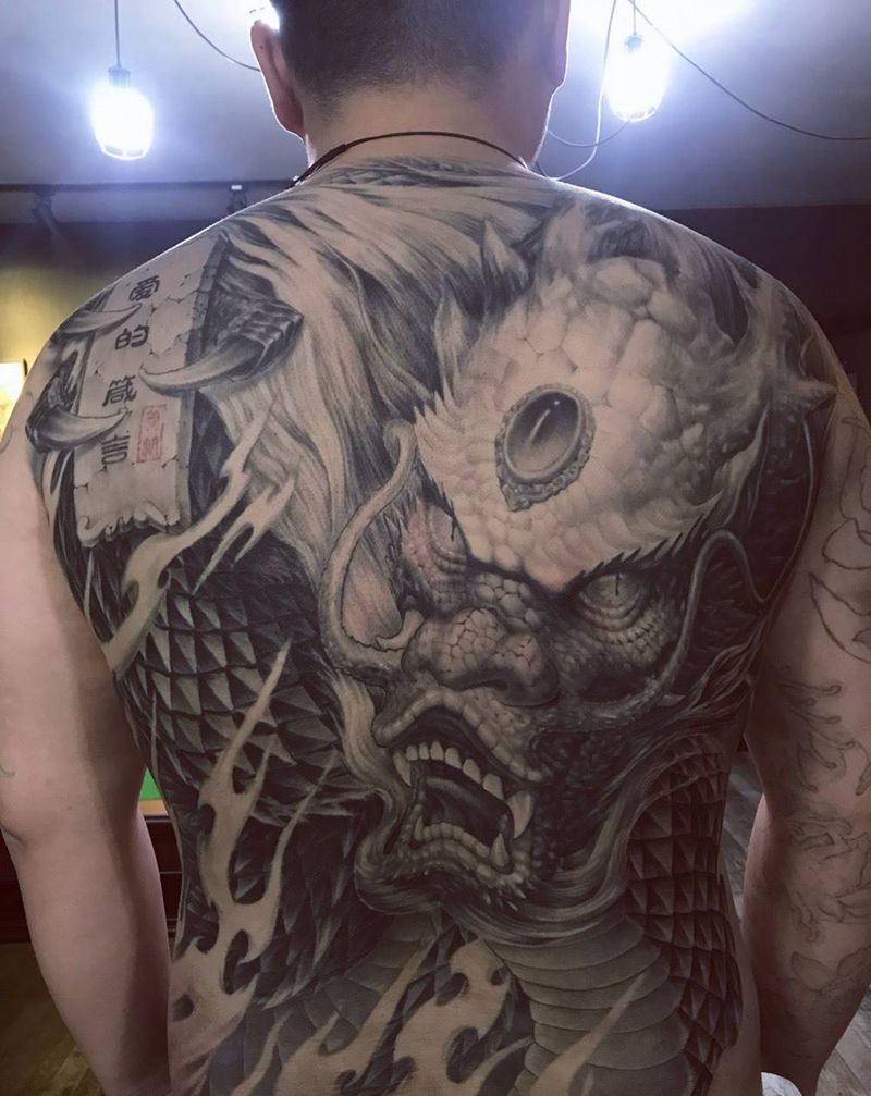 满背龙语纹身图片_背部新传统纹身图案