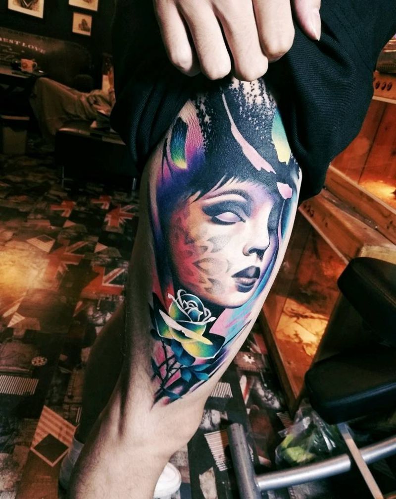 欧美彩色纹身图片_臀部花，人脸纹身图案