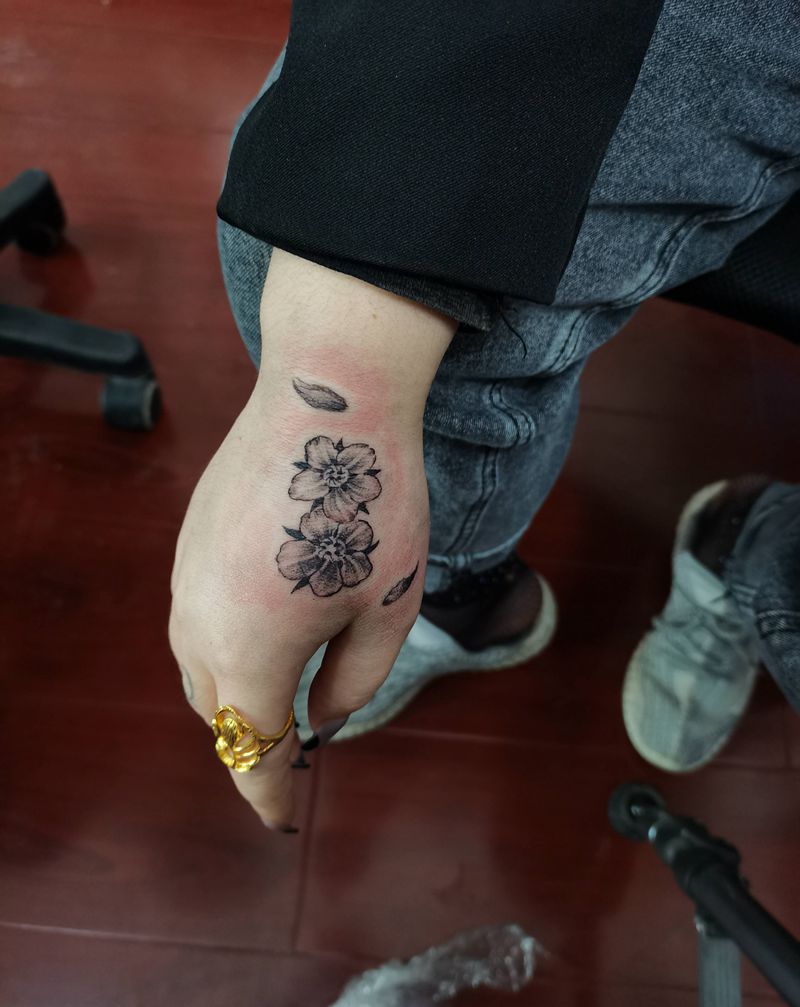 把前男友做个遮盖纹身图片_手部纹身图案