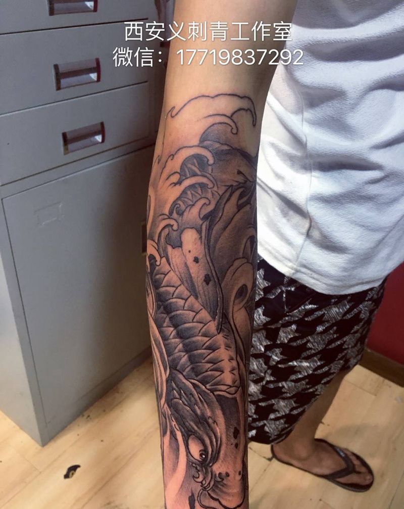 锦鲤纹身图片_成品手臂传统纹身图案