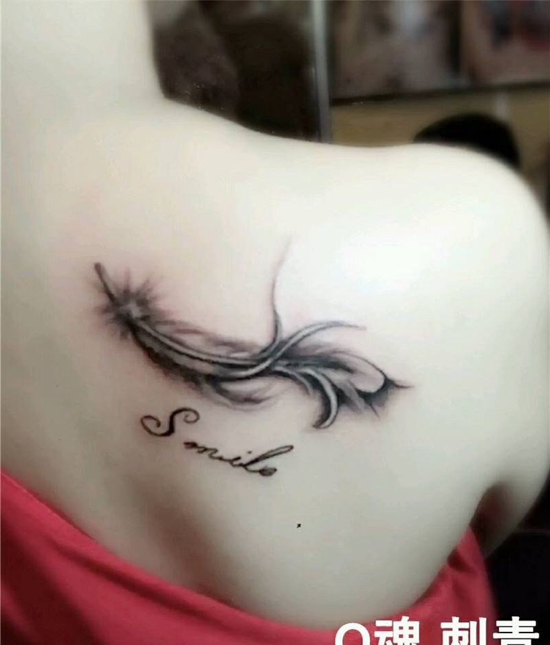 肩部羽毛字体纹身图片