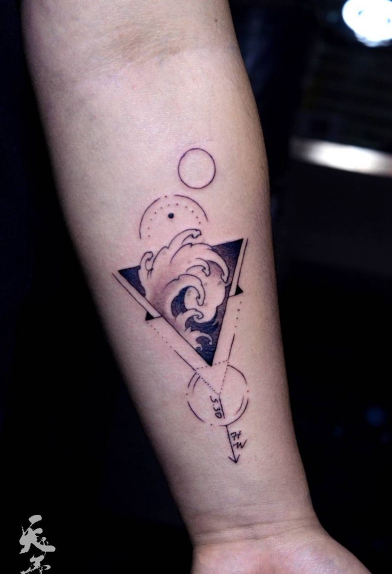 西安天予刺青黑灰作品纹身图片_几何浪花纹身图案