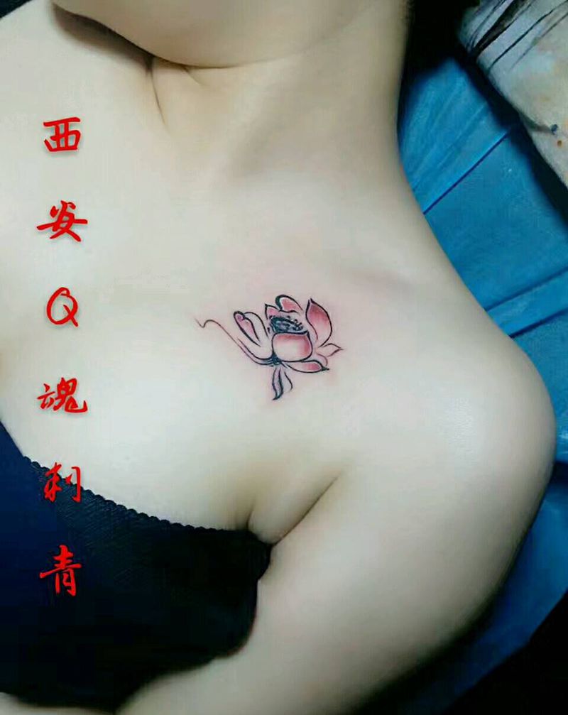 锁骨水墨荷花一枚纹身图片