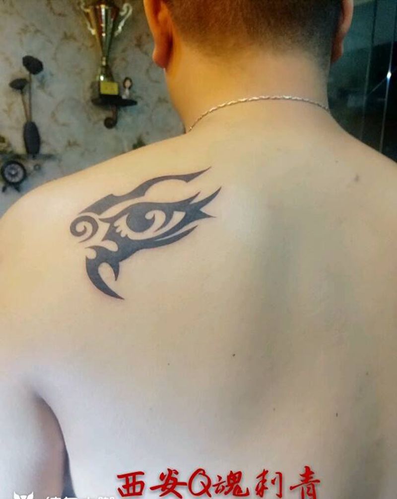 肩部图腾上帝之眼纹身图片