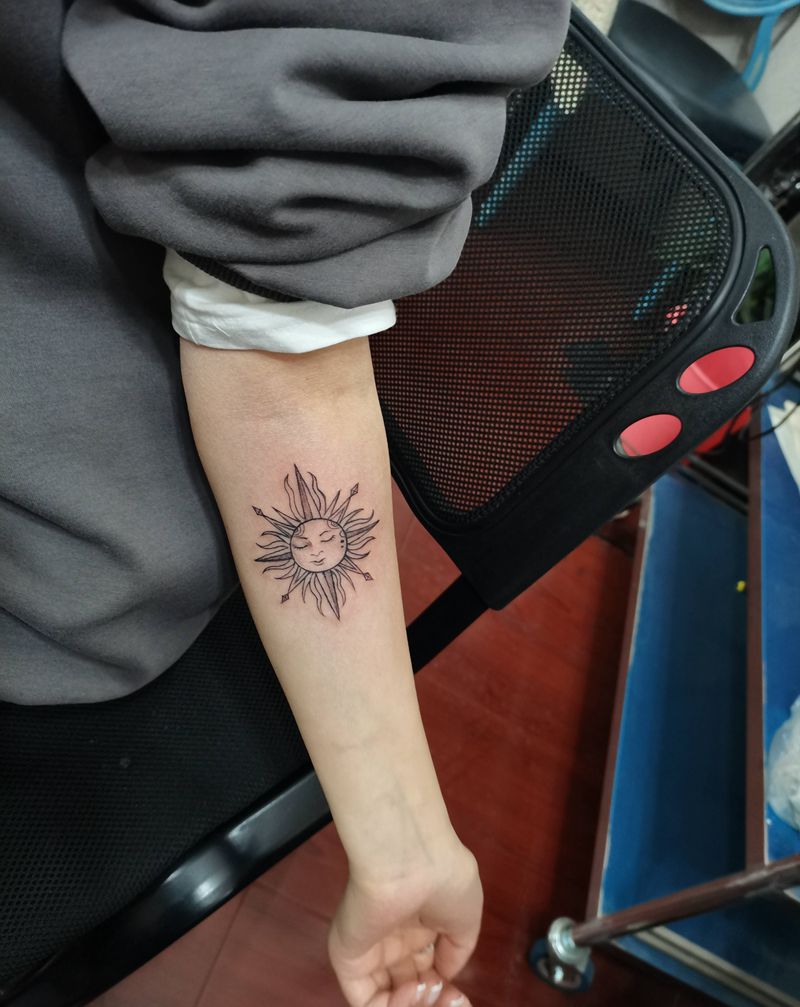 这是太阳还是纹身图片_手臂纹身图案