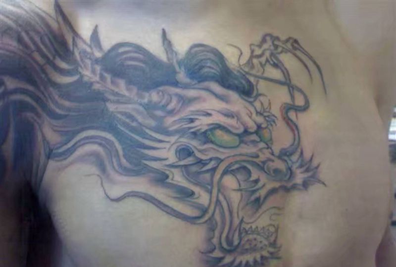 土龙纹身图片_胸部纹身图案