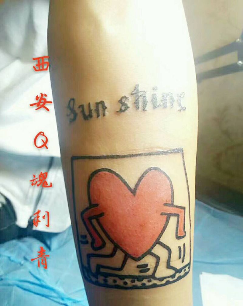 奔跑的爱心一枚纹身图片