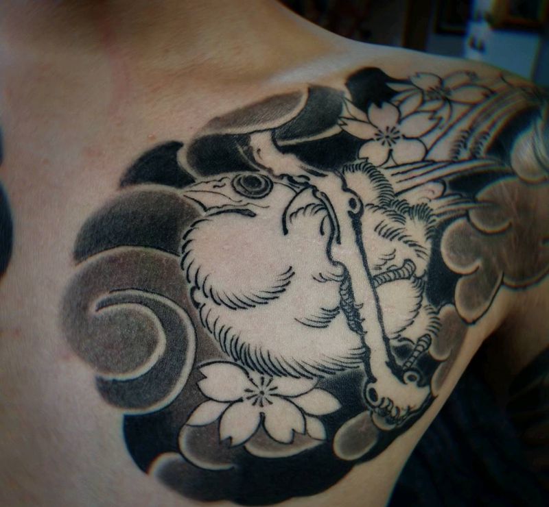 半胛背景纹身图片_胸部纹身图案