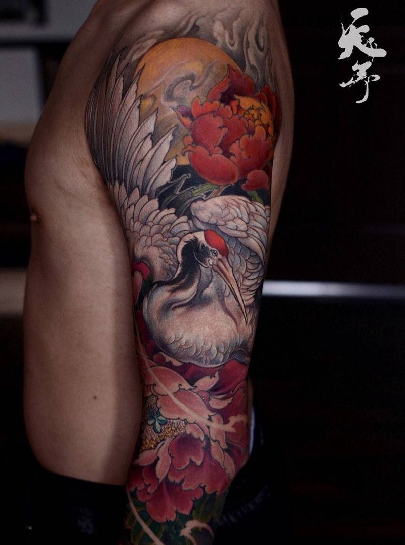 西安天予刺青传统作品纹身图片_西安彩色黑灰仙鹤原创成品手部手臂传统动物纹身图案