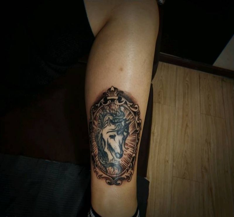 独角兽边框添加纹身图片_腿部脚部欧美写实New School纹身图案