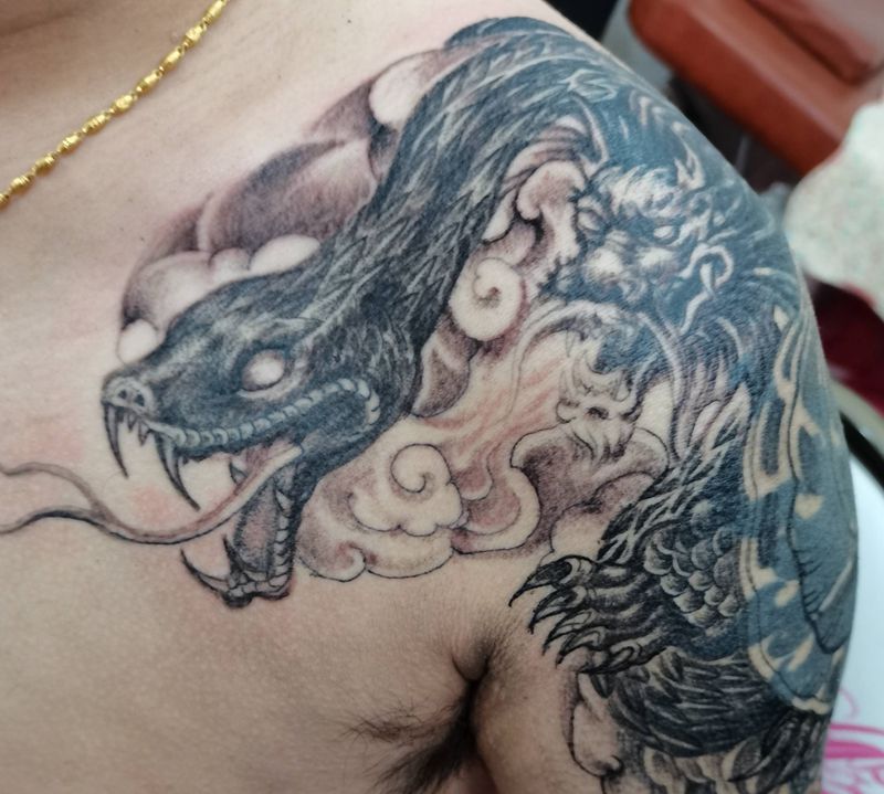 蛇纹身图片_肩部纹身图案