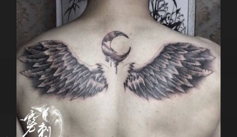 月亮翅膀纹身图片_颈部背部几何翅膀羽毛纹身图案