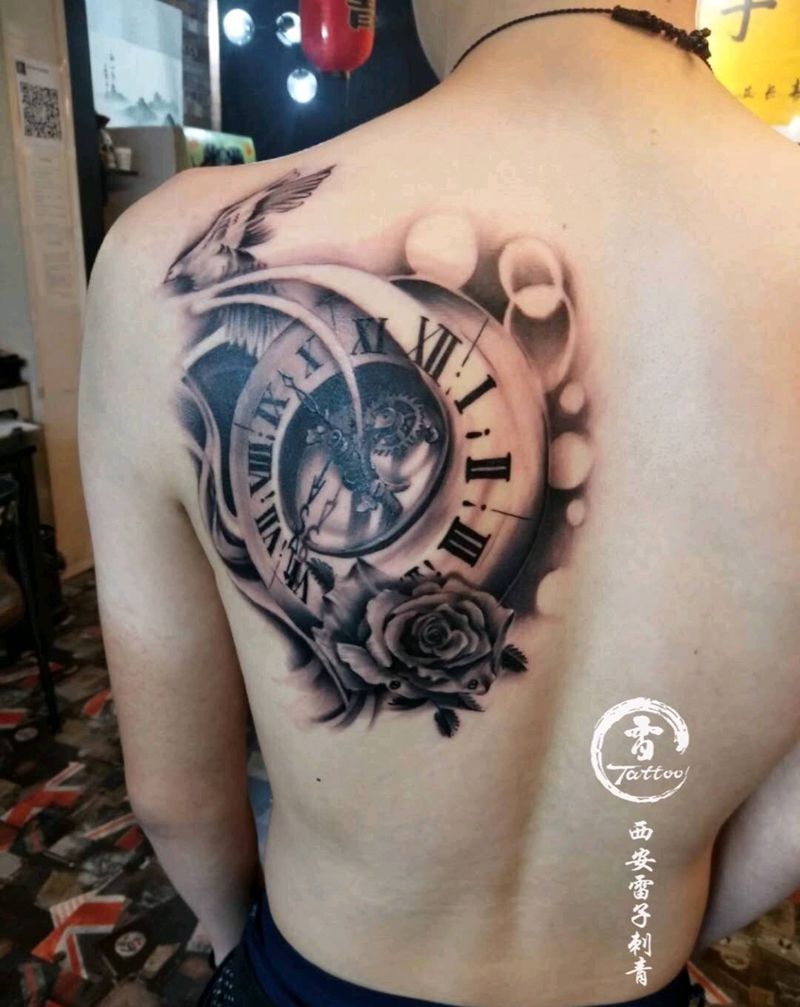 时钟纹身图片_背部时钟纹身图案