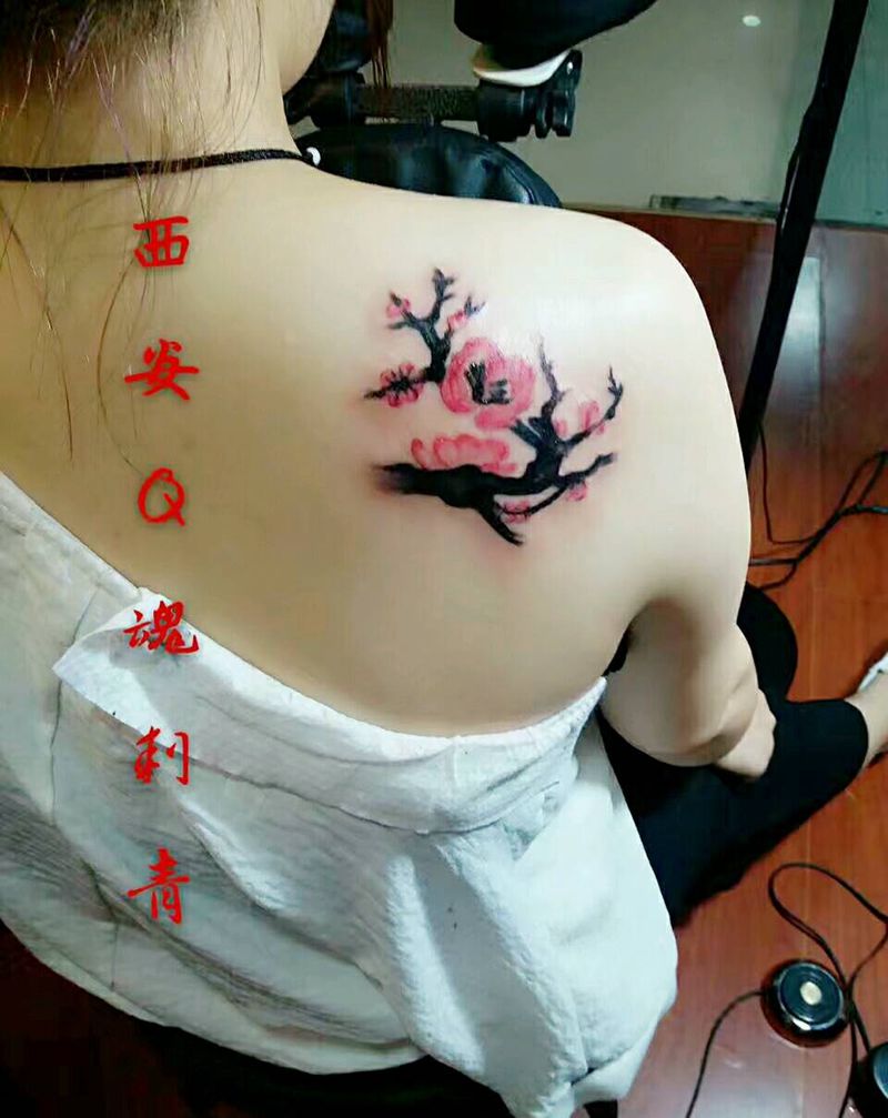 肩部水彩梅花纹身图片