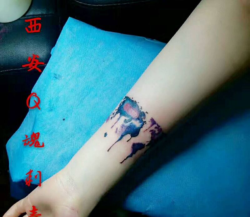 胳膊水彩地图纹身图片