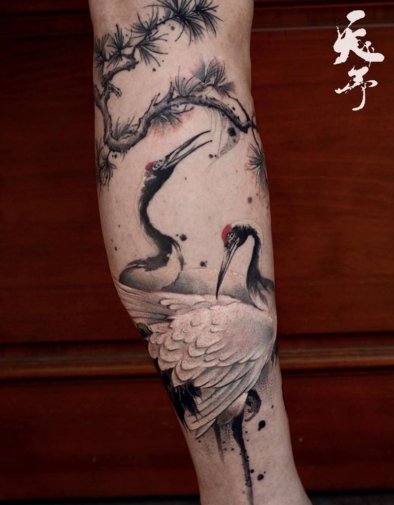 西安天予刺青水墨作品纹身图片_腿部水墨仙鹤纹身图案