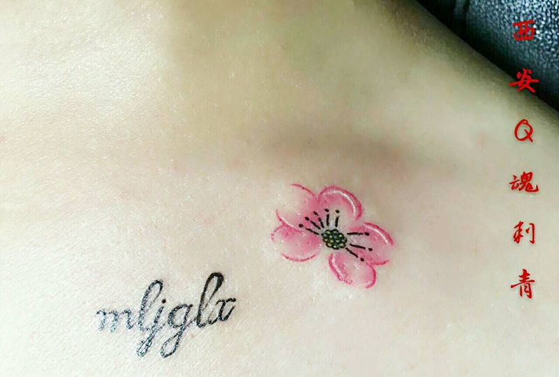 锁骨桃花字体纹身纹身图片