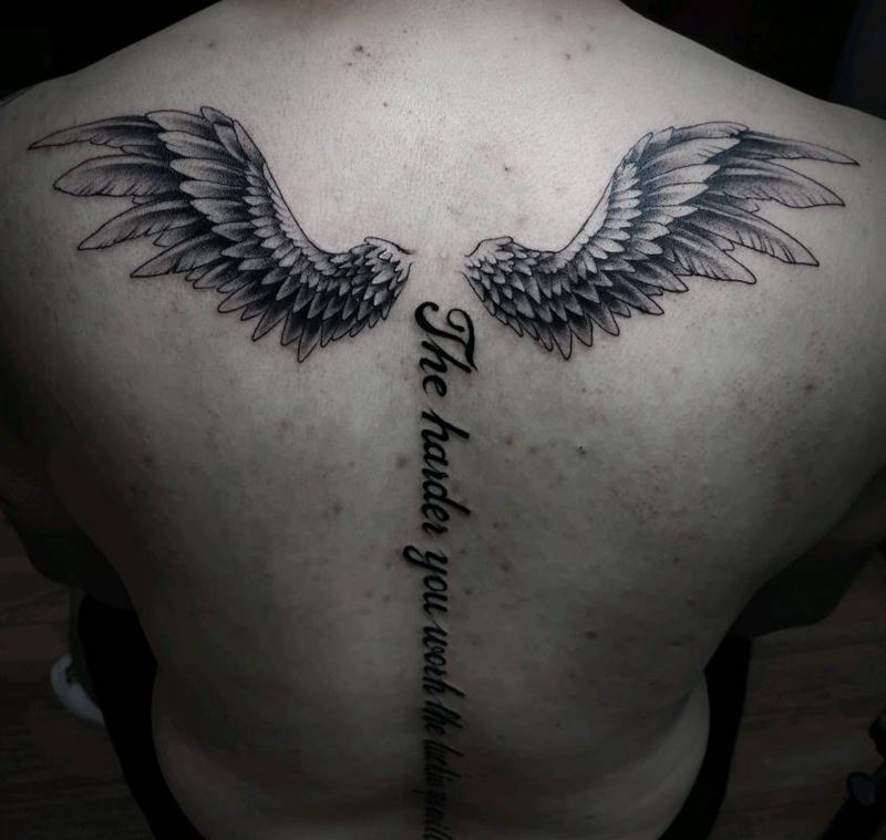 翅膀字母纹身图片_背部纹身图案