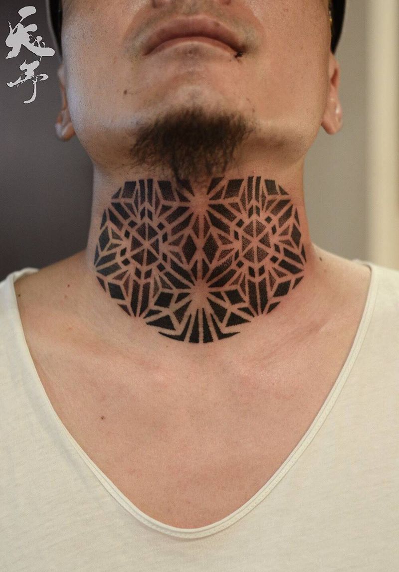 西安天予刺青点刺作品纹身图片_西安黑灰点刺成品原创几何图腾清新颈部纹身图案
