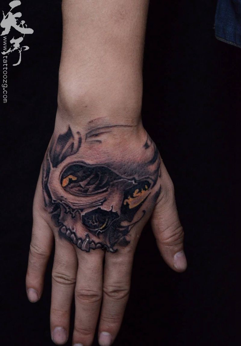 西安天予刺青素描作品纹身图片_手部成品欧美肖像写实人物原创黑灰西安骷髅纹身图案