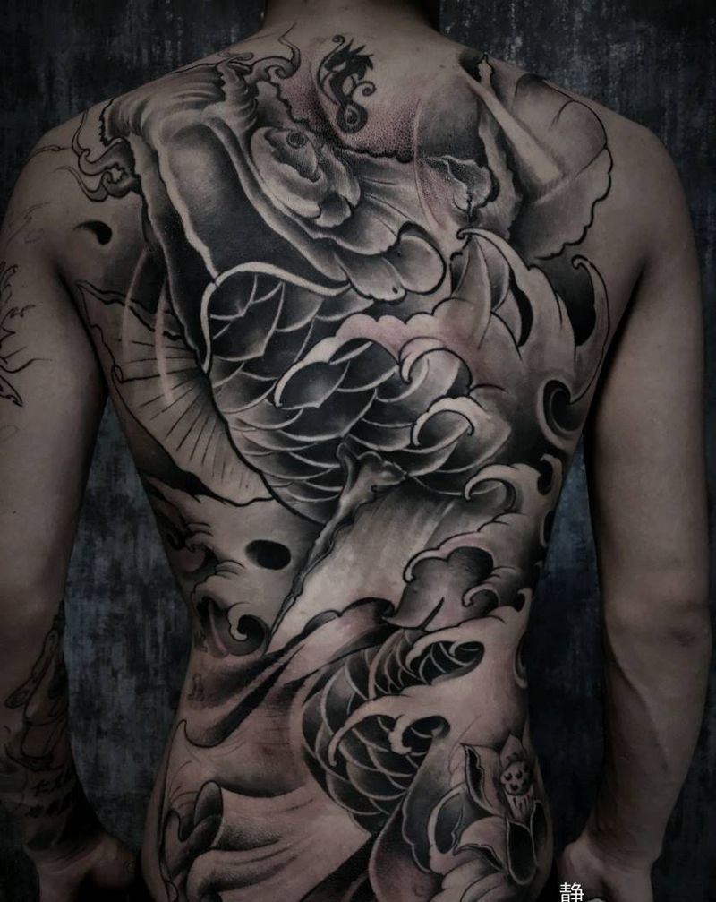 鱼纹身图片_背部纹身图案