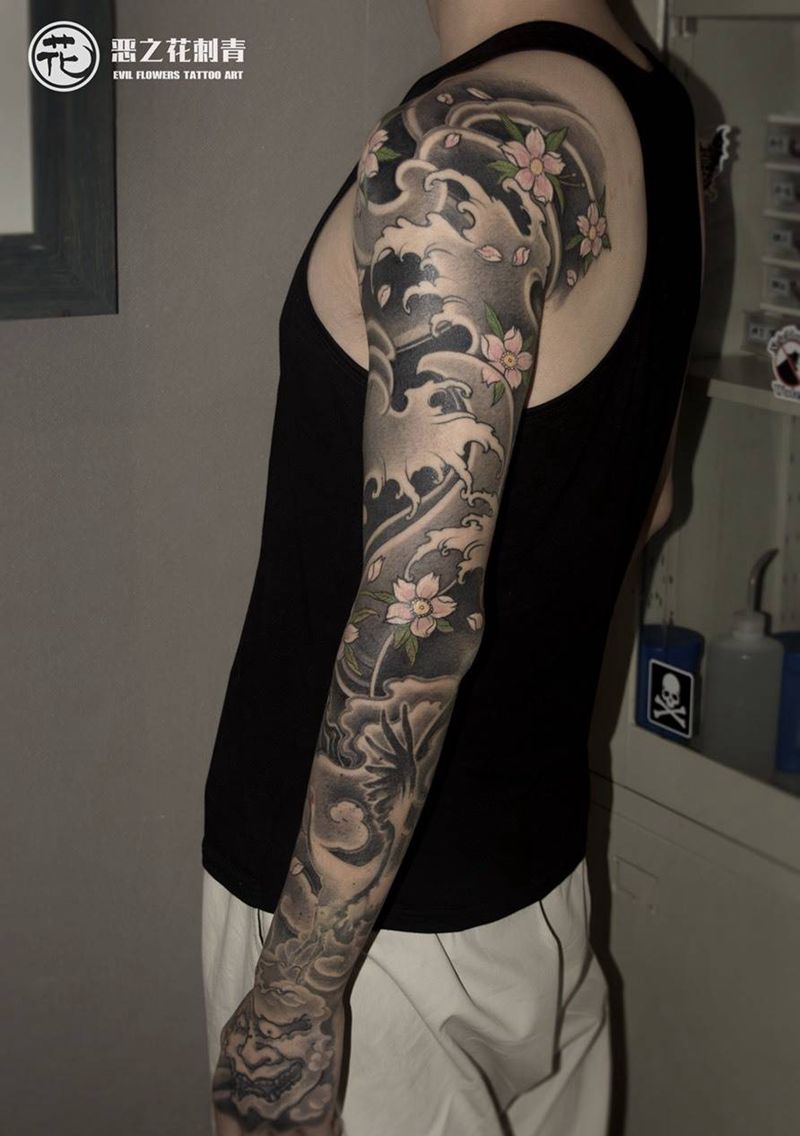 浪臂樱花纹身图片