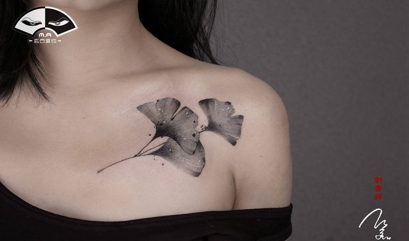 银杏纹身图片_肩部水墨纹身图案