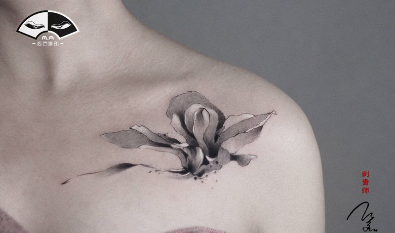 玉兰纹身图片_肩部水墨纹身图案