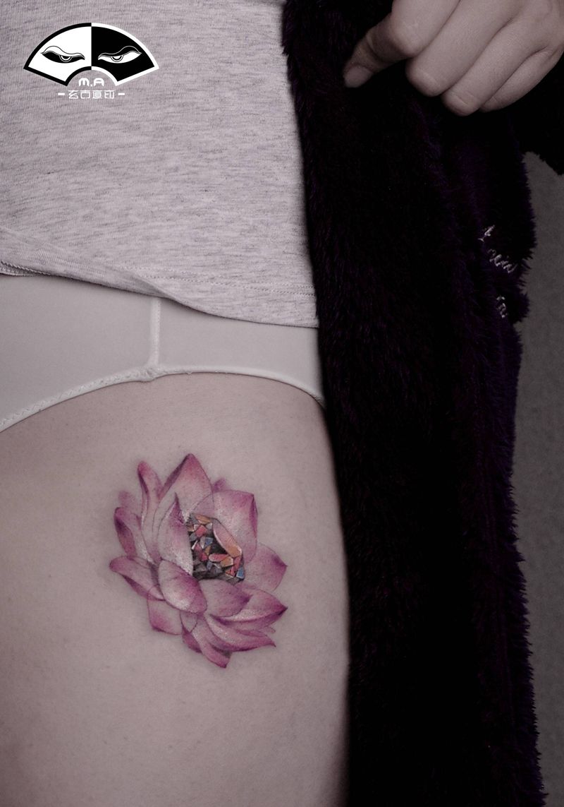 莲花纹身图片_臀部水墨纹身图案