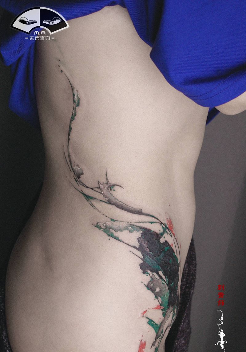 鱼生纹身图片_腰部水墨纹身图案