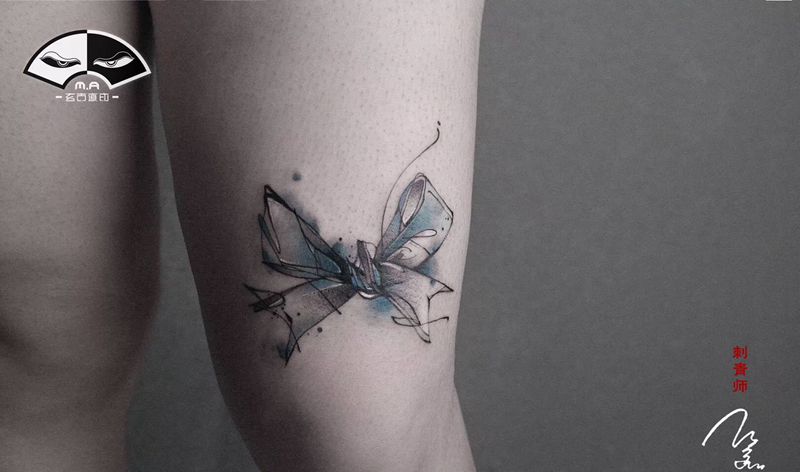 礼物纹身图片_腿部水墨纹身图案