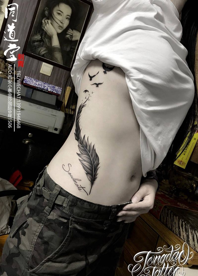 羽毛纹身图片_腰部欧美写实水墨纹身图案