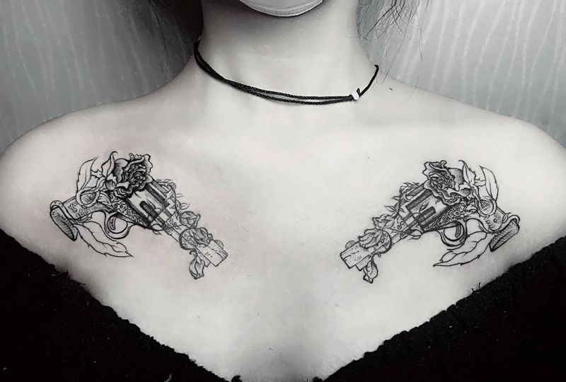 锁骨手枪纹身图片_肩部New School纹身图案
