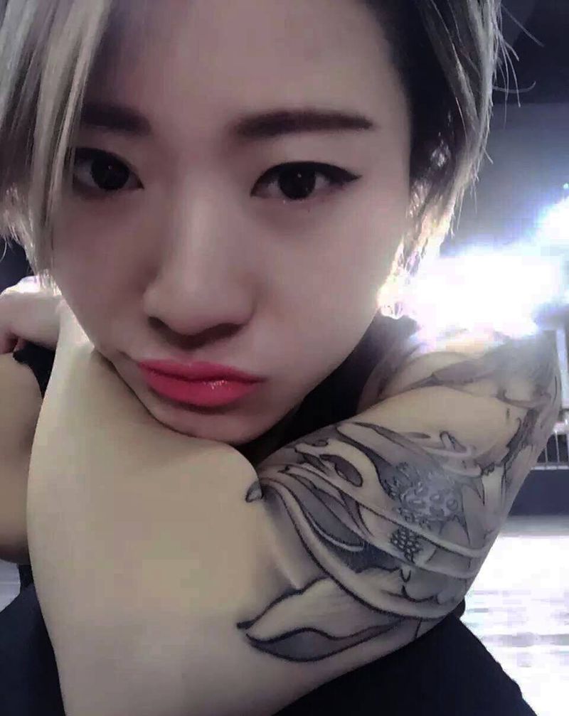 翠鸟荷花纹身图片_成品手稿传统国画动物教学培训手臂纹身图案