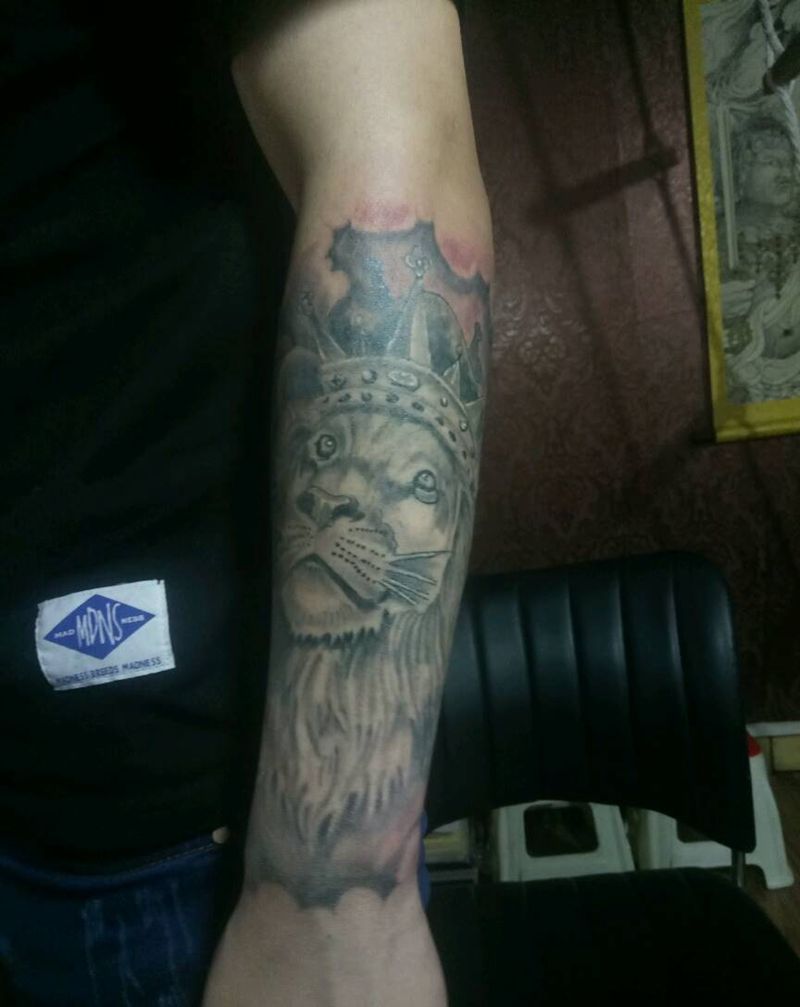 小臂狮王恢复后纹身图片