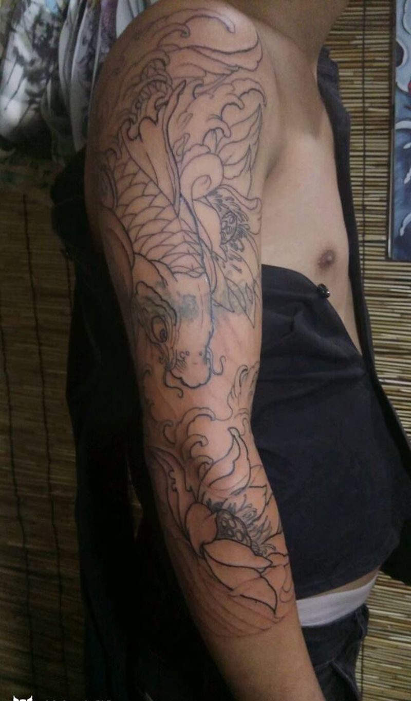 花臂线条七分袖纹身图片