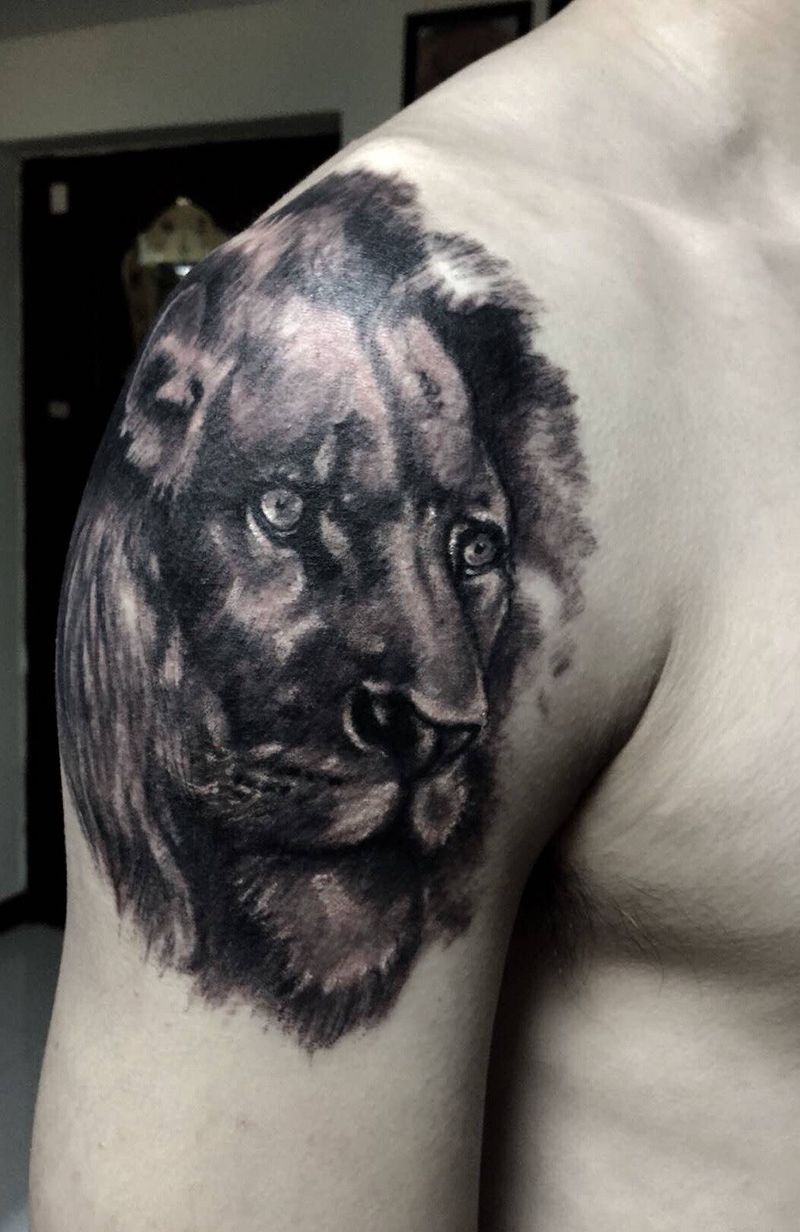 狮子纹身#西安纹身纹身图片_西安西安刺青肩部成品写实欧美宗教原创纹身图案